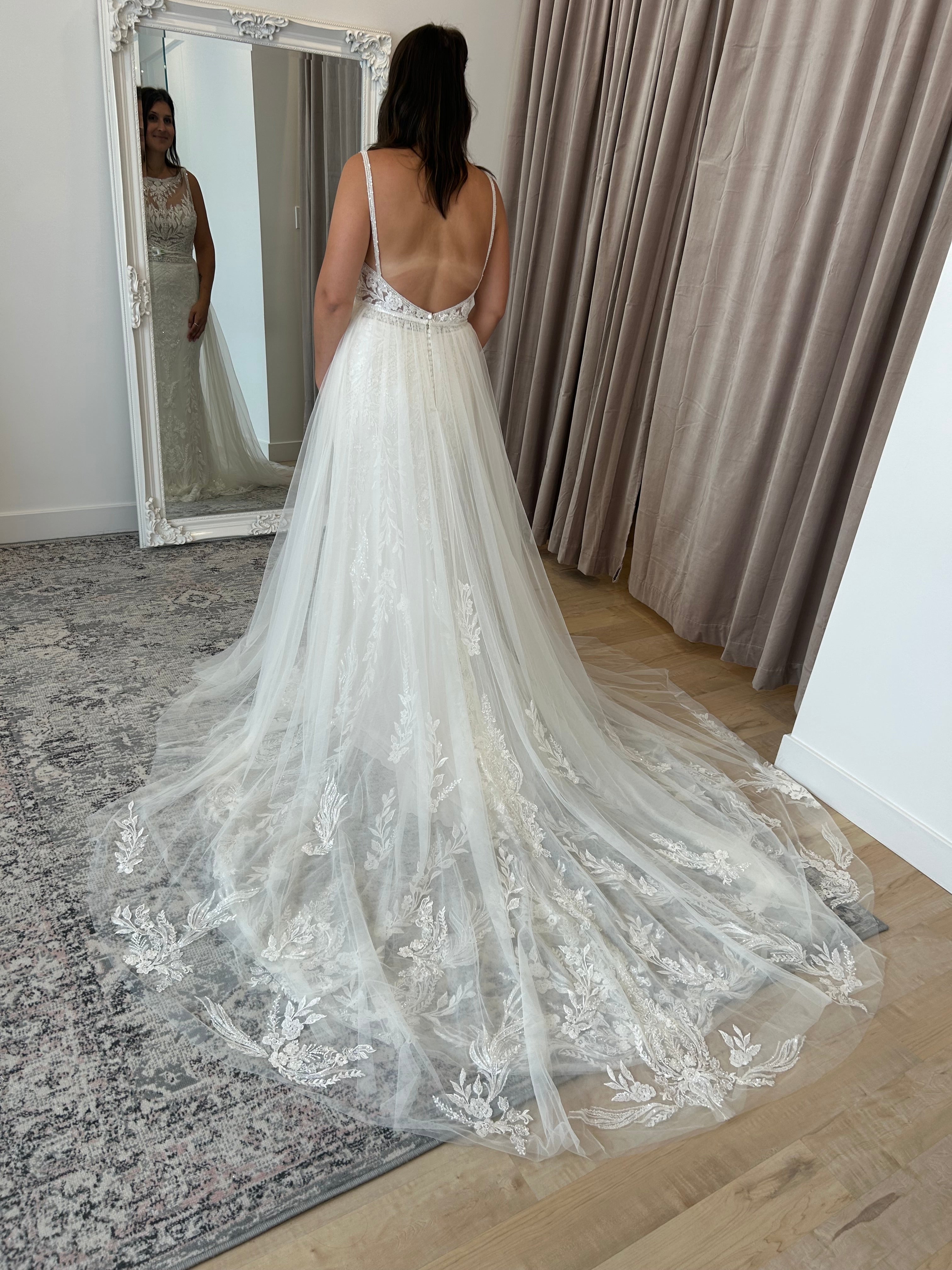 Kyle - robe de mariée haut de gamme d'inspiration boho glam ajustée en dentelle luxueuse à dos ouvert et sur-jupe en tulle
