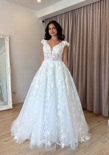 Juno - robe de mariée unique et festive avec dentelle brodée haut de gamme et manches courtes bouffantes