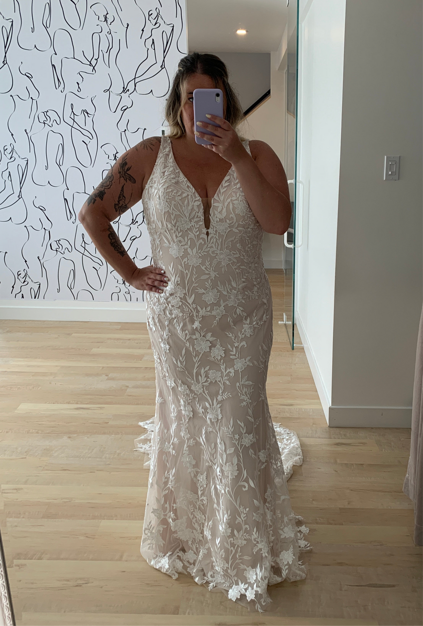 Lexi *taille plus* - robe de mariée ajustée en dentelle non perlée luxueuse à dos dégagé