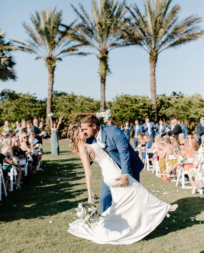 Zane - robe de mariée coupe ajustée en crêpe avec fente à la jambe à bretelles fines et dos ouvert