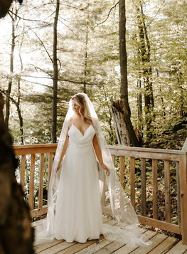 Maisie - robe de mariée simple en satin avec dos dégagé et bretelles fines croisées