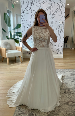 Alden - robe de mariée de coupe A à encolure haute Sabrina et dos papillon avec jupe en chiffon