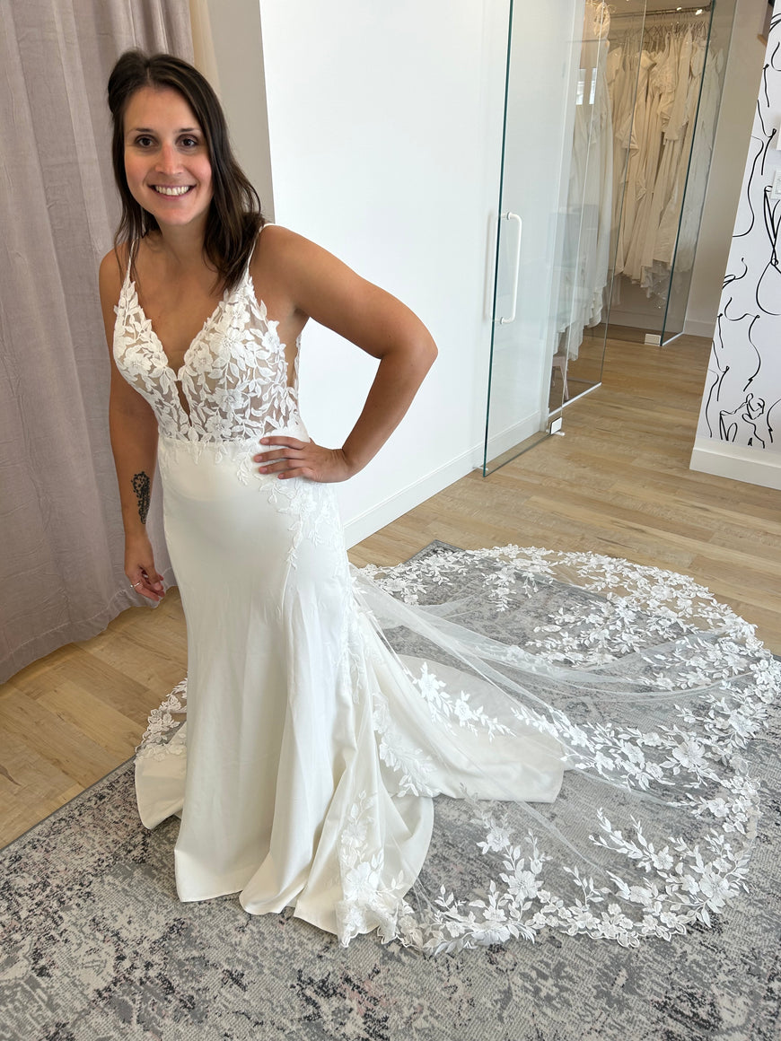 Blaze - robe de mariée coupe ajustée sans manches avec bas en crêpe et traîne en dentelle florale sans perles