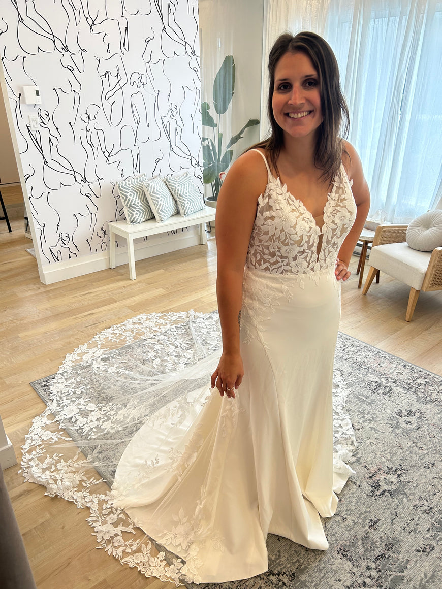 Blaze - robe de mariée coupe ajustée sans manches avec bas en crêpe et traîne en dentelle florale sans perles