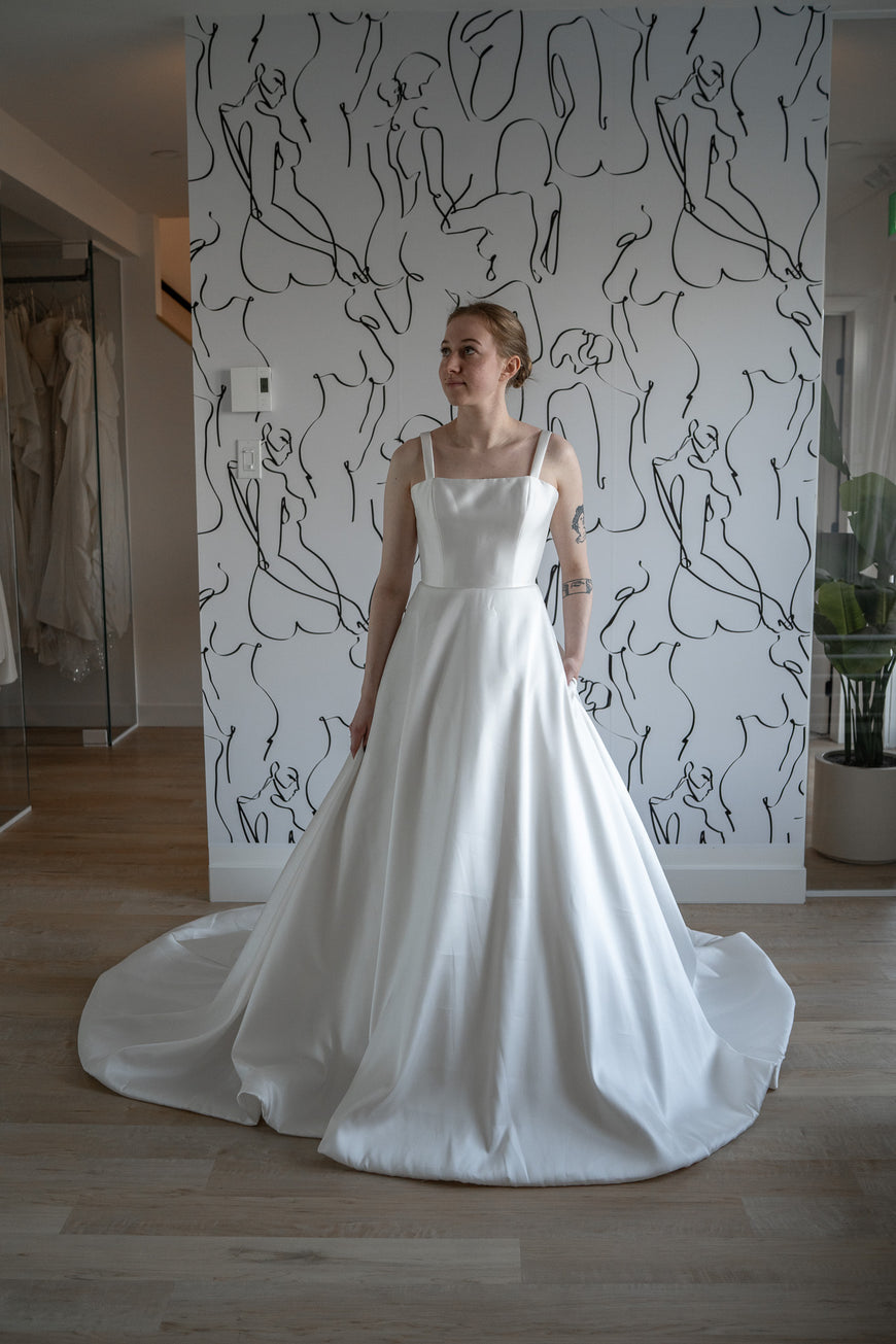 *EXCLUSIVE* Moritz - classic wedding dress with square neckline and modern back