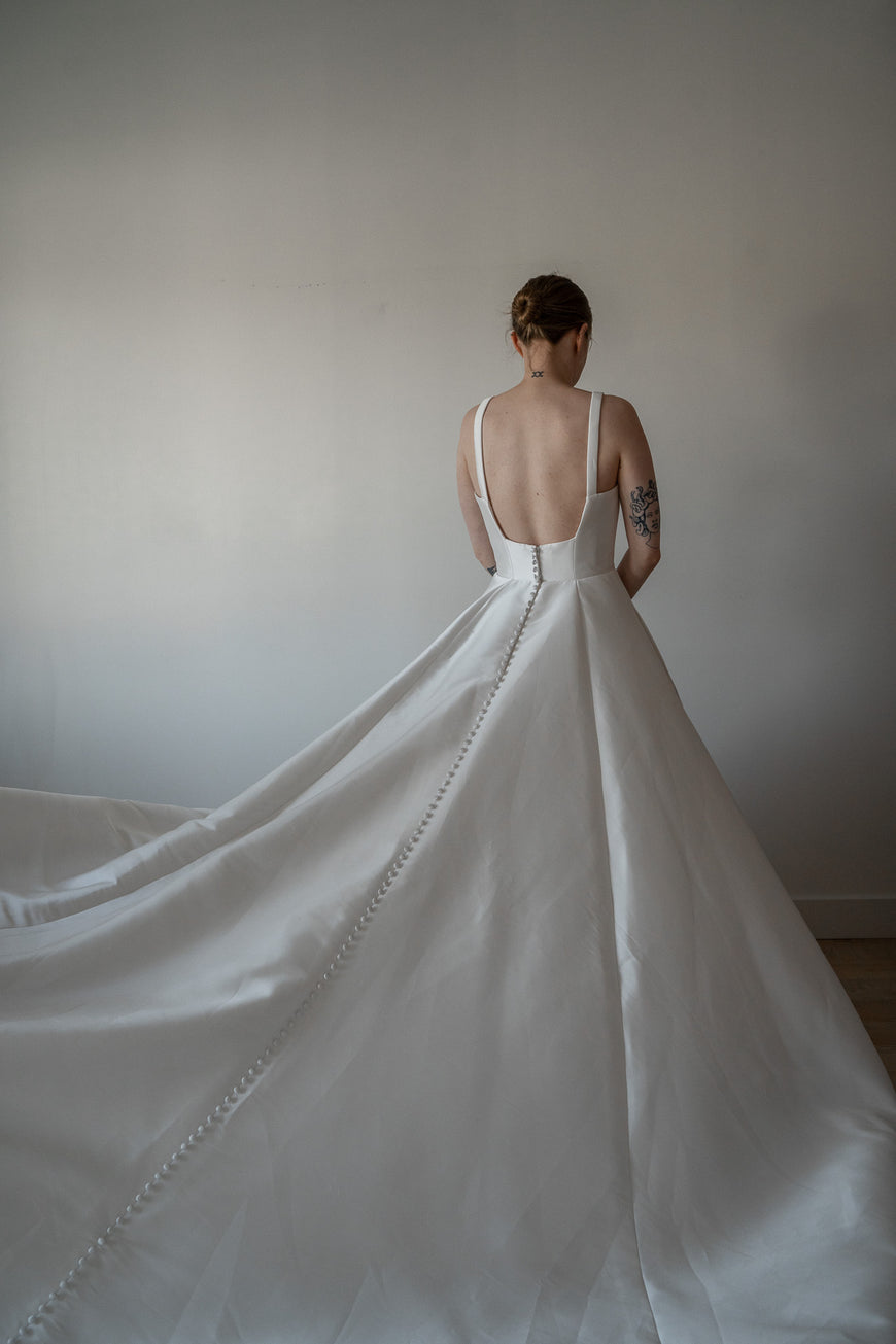 *EXCLUSIVE* Moritz - classic wedding dress with square neckline and modern back