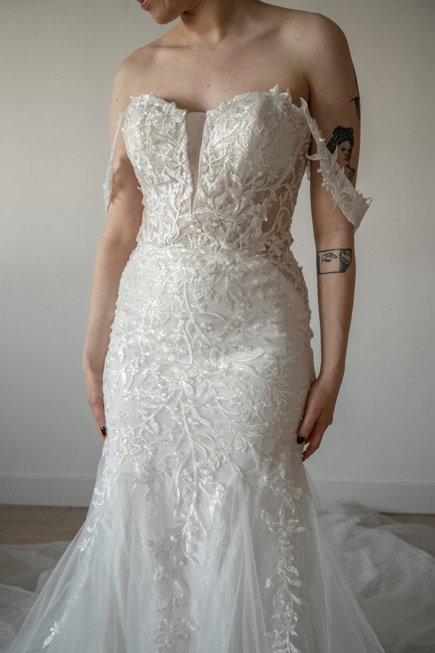 * EXCLUSIVITÉ* Arabella - robe boho romantique ajustée en tulle et dentelle avec bretelles tombantes