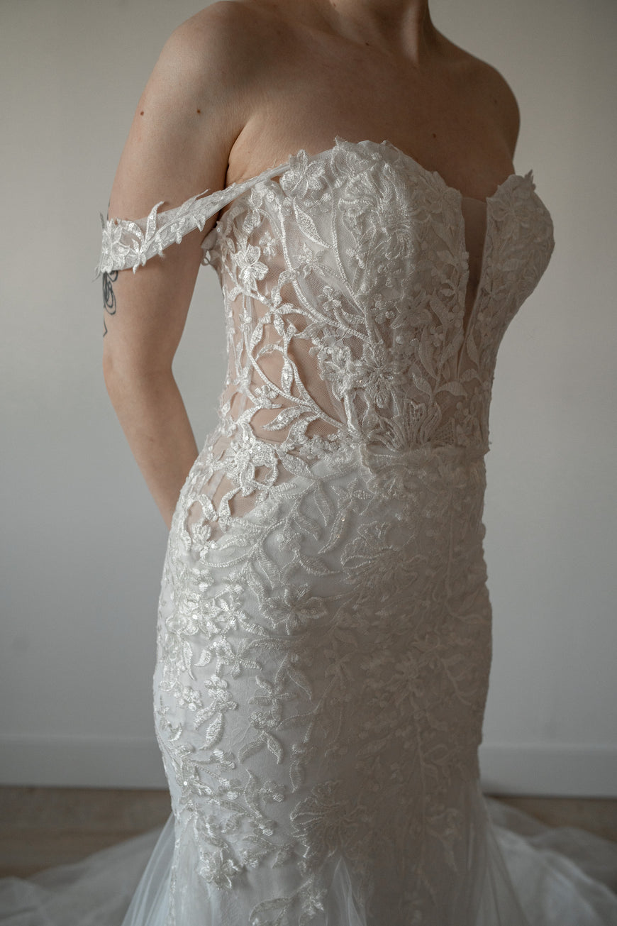 * EXCLUSIVITÉ* Arabella - robe boho romantique ajustée en tulle et dentelle avec bretelles tombantes