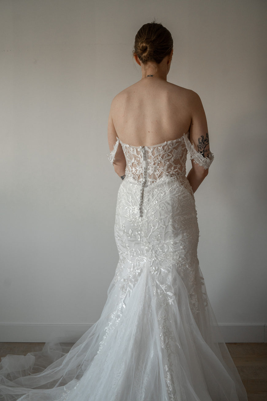 * EXCLUSIVITÉ* Arabella - robe boho romantique ajustée en tulle et dentelle avec bretelles tombantes