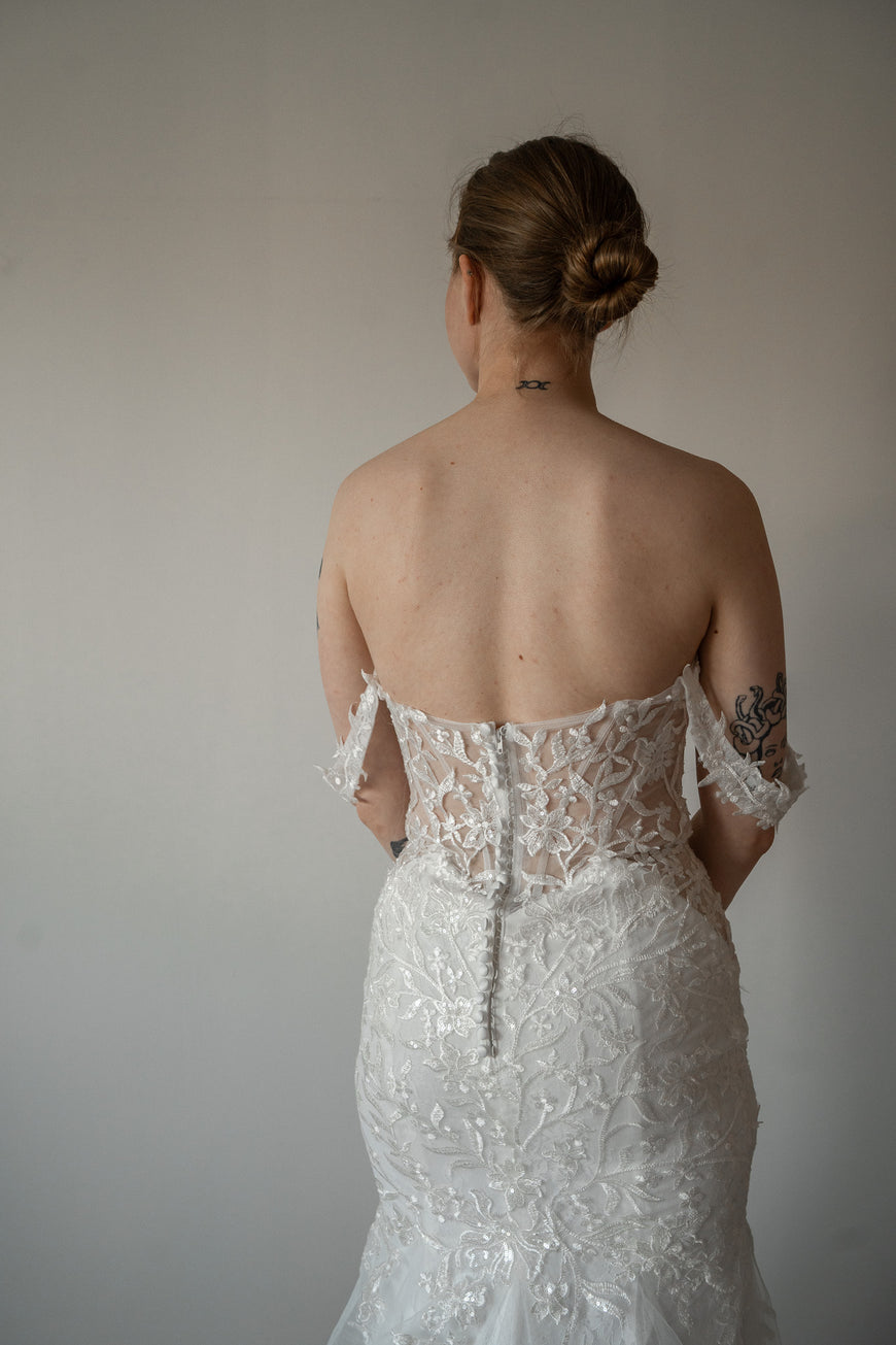 * EXCLUSIVITÉ* Arabella - robe boho romantique ajustée en tulle et dentelle avec bretelles tombantes