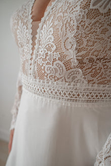 *EXCLUSIVITÉ* Faela *taille plus* - robe de mariée boho avec manches longues, dos ouvert en V et jupe de chiffon avec traîne  avec finitions de dentelle