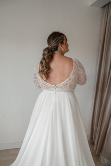 *EXCLUSIVITÉ* Faela *taille plus* - robe de mariée boho avec manches longues, dos ouvert en V et jupe de chiffon avec traîne  avec finitions de dentelle