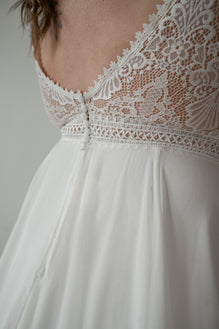 *EXCLUSIVITÉ* Faela *taille plus* - robe de mariée boho avec manches longues, dos ouvert en V et jupe de chiffon avec traîne  avec finitions de dentelle