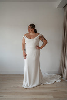 *EXCLUSIVE* Ollie *plus size* - minimalist slim fit stretch crepe wedding dress with smock collar