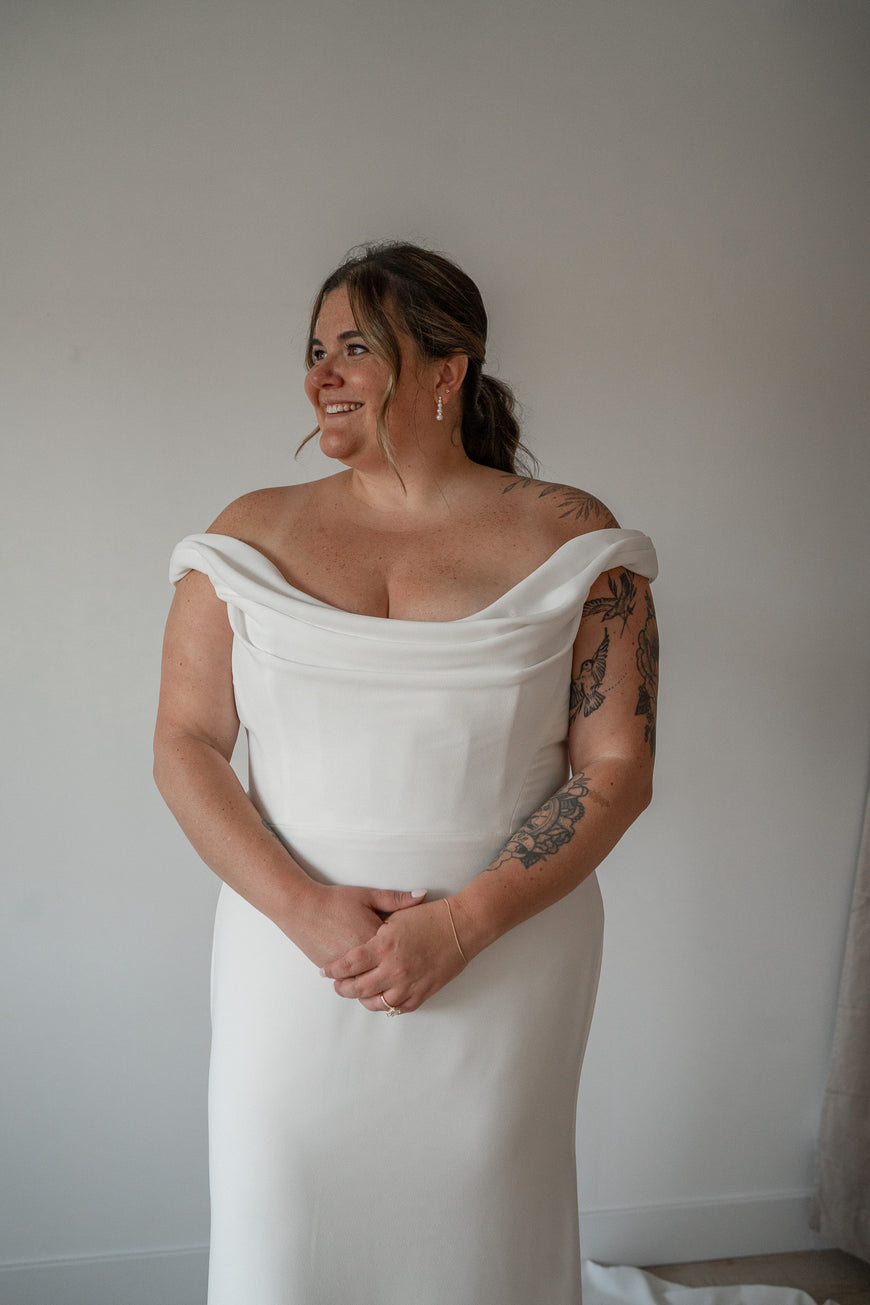 *EXCLUSIVE* Ollie *plus size* - minimalist slim fit stretch crepe wedding dress with smock collar