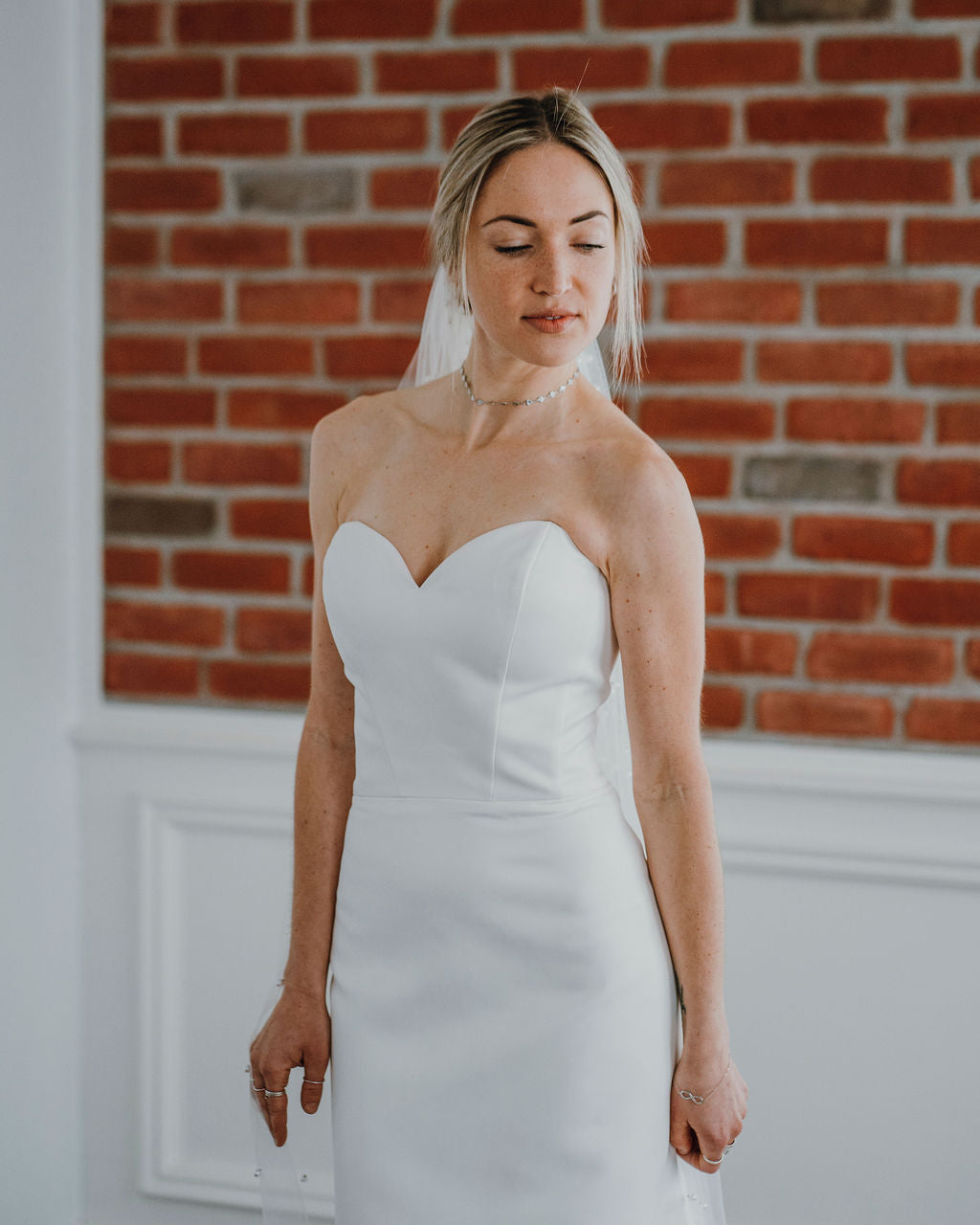 Serena *échantillon taille 10* - robe de mariée minimaliste et contemporaine coupe ajustée en crêpe à bustier