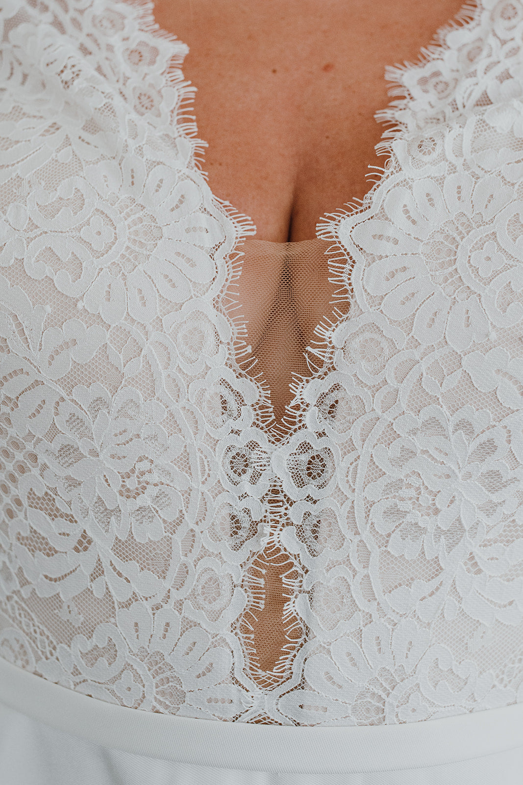 Carlyle *taillle plus* - robe de mariée classique à décolleté plongeant illusion en dentelle et manches longues