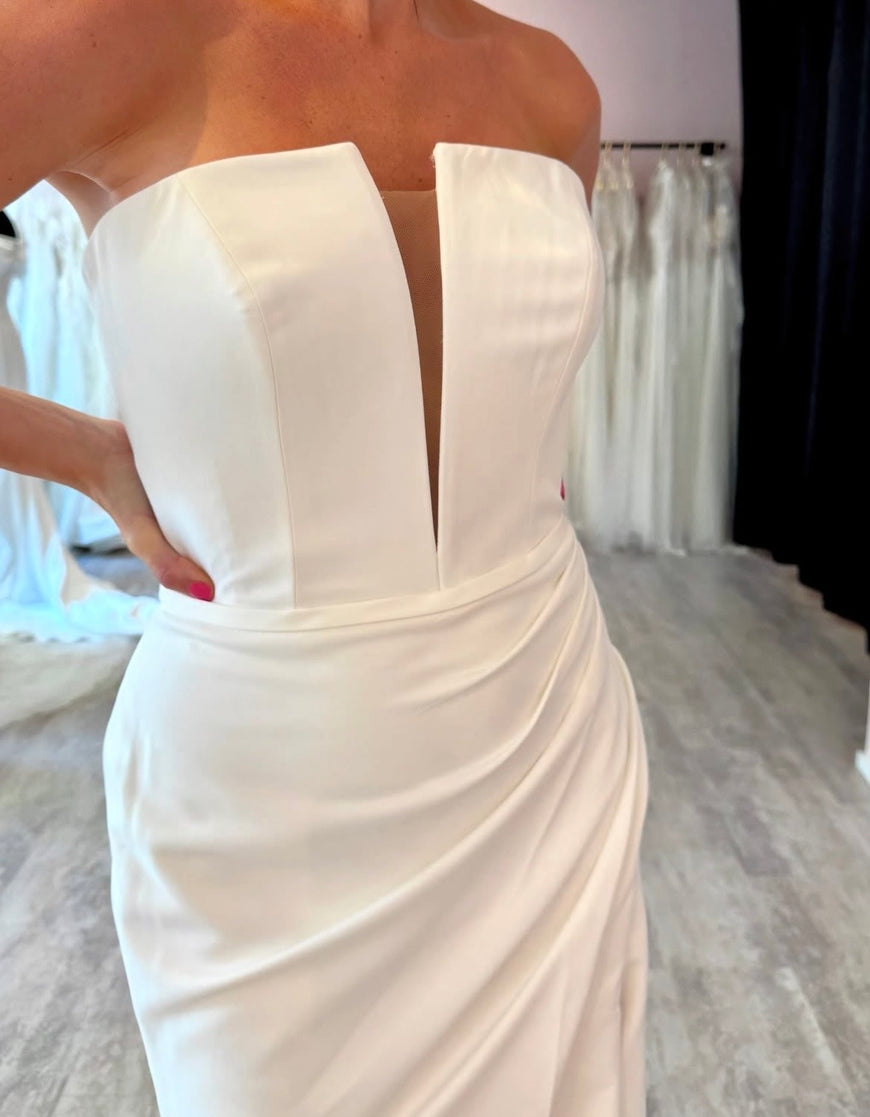 Skye - robe de mariée moderne ajustée et épurée à encolure carré sans bretelles avec fente à la jambe