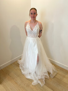 Avery - long dress with tulle skirt and lightly beaded lace embroidered top