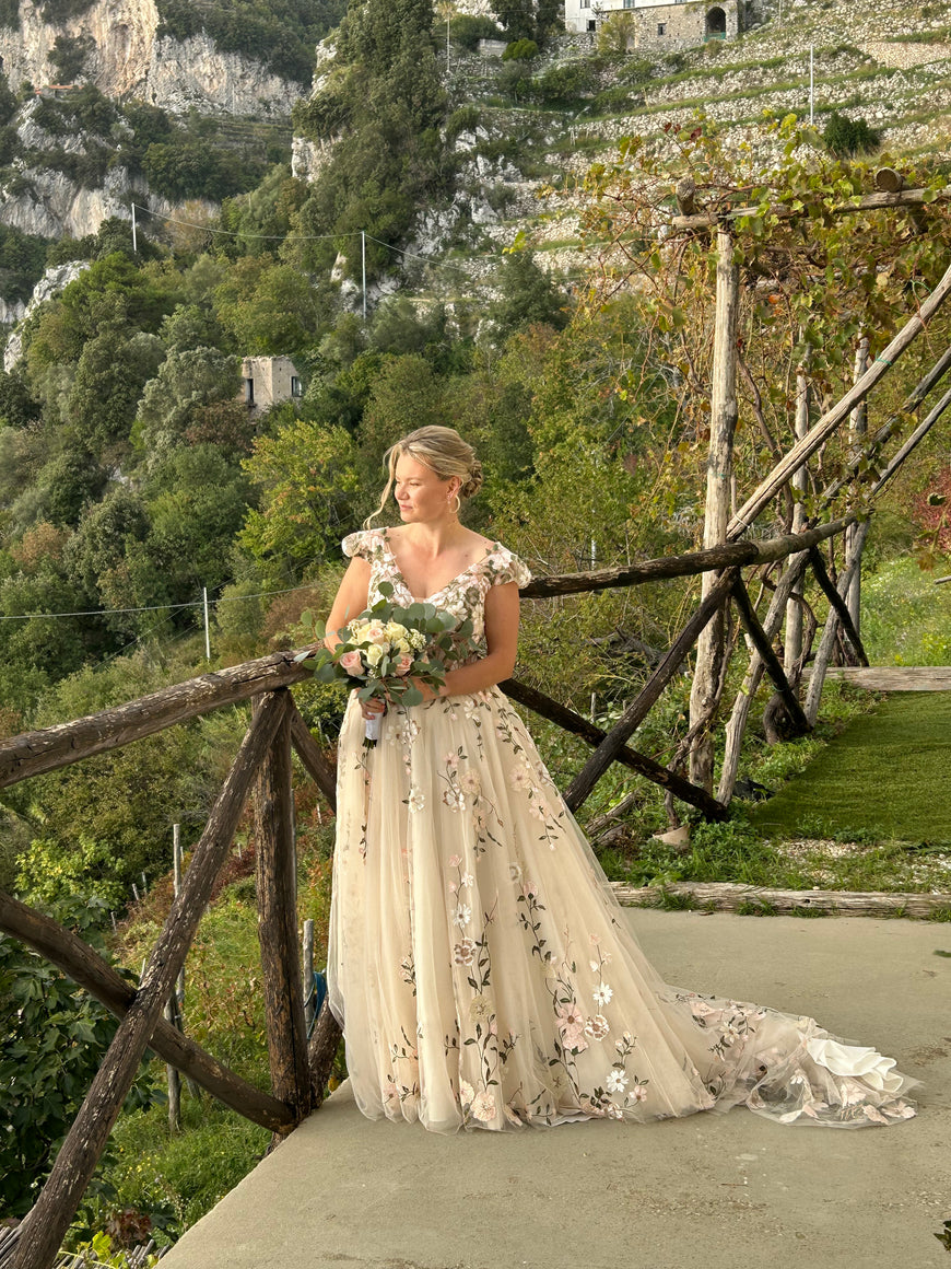 Juno - robe de mariée unique et festive avec dentelle brodée haut de gamme et manches courtes bouffantes
