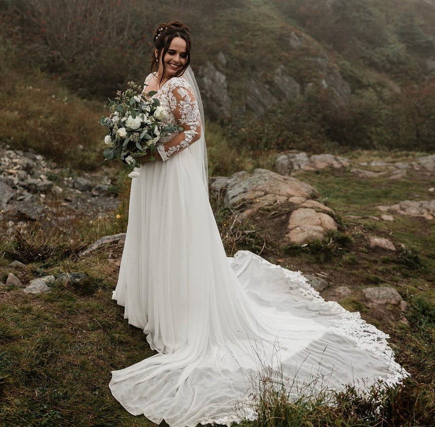 Decker - robe de mariée boho avec manches longues et dos ouvert en V, jupe de chiffon avec dentelle à la traine