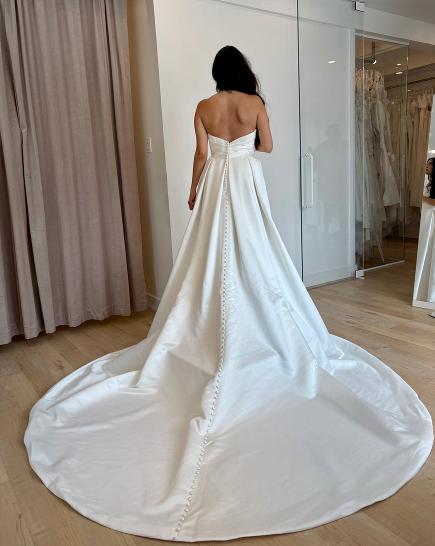 Porsha - robe de mariée moderne et classique à bustier droit avec fente à la jambe