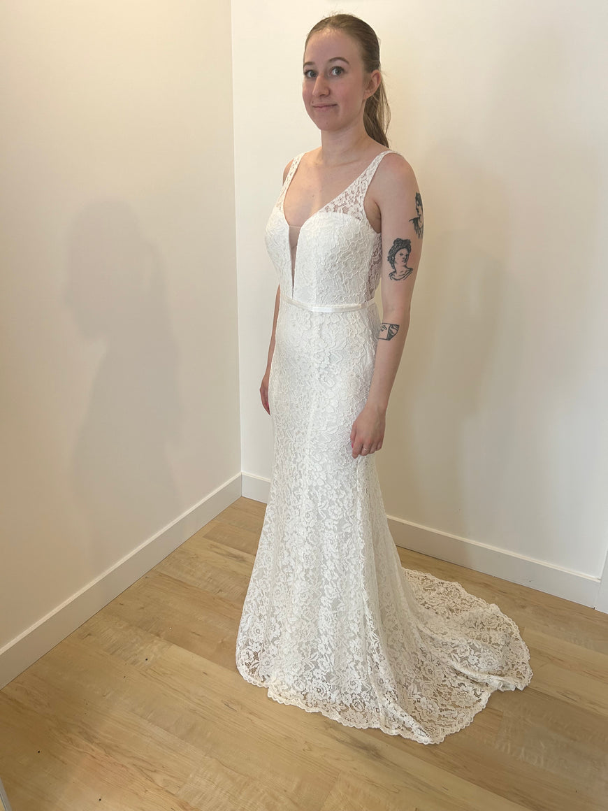 Anna *échantillon taille S* - robe de mariée en dentelle extensible de coupe ajustée avec dos ouvert en V