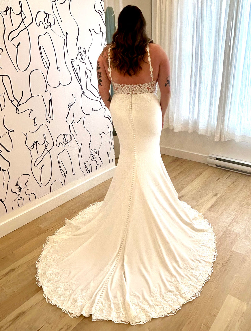 Arwen *échantillon taille 20* - robe de mariée coupe ajustée en crêpe à bretelles fines et traîne prestigieuse