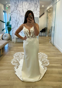 *EXCLUSIVITÉ* Tammy - robe de mariée coupe ajustée sans manches avec bas en crêpe et traîne en dentelle florale