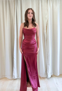 Calie - Robe longue en satin avec fente à la jambe et dos lacé