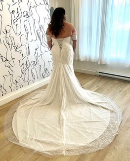 Kendric *taille plus* - robe de mariée ajustée glam en brillant à épaules dénudées