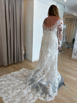 Alexie *taille plus* *échantillon taille 20W* - robe de mariée classique de coupe ajustée en dentelle avec haut illusion et manches longues