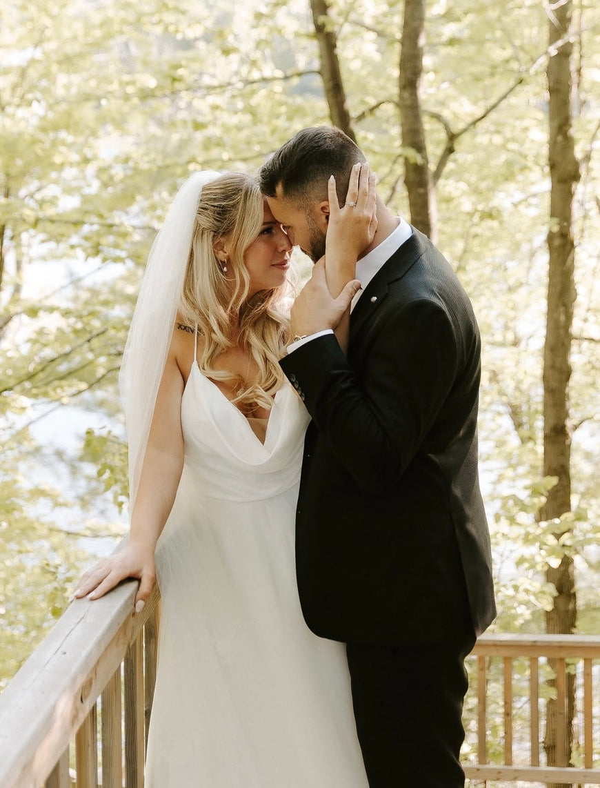Maisie - robe de mariée simple en satin avec dos dégagé et bretelles fines croisées