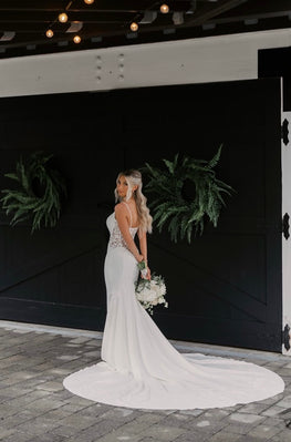Giulia - robe de mariée coupe ajustée en crêpe à bretelles fines et accents de dentelle