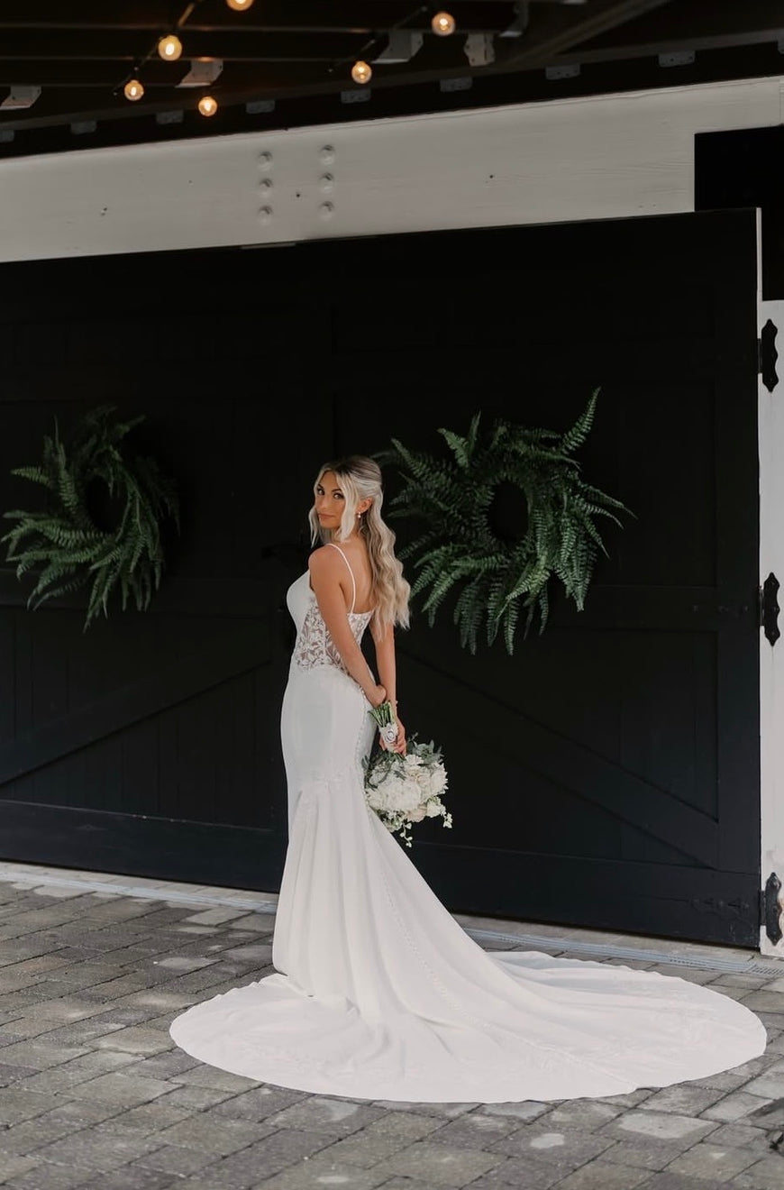 Giulia - robe de mariée coupe ajustée en crêpe à bretelles fines et accents de dentelle