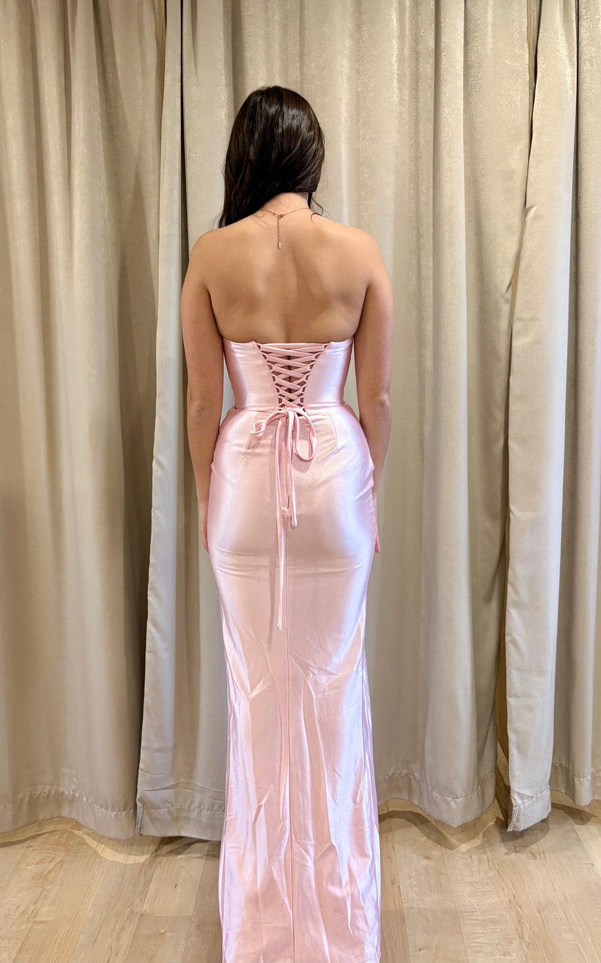 Celine - Robe longue en satin avec encolure bustier à insertion de dentelle délicate, fente à la jambe et dos lacé