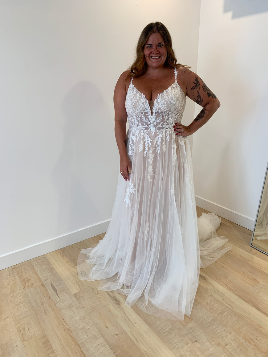 *EXCLUSIVE* Angus *samples size 14 and size 18* - romantic lace boho dress with embroidered top and lace straps