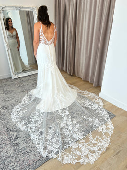 Blaze - robe de mariée coupe ajustée sans manches avec bas en crêpe et traîne en dentelle florale sans perles