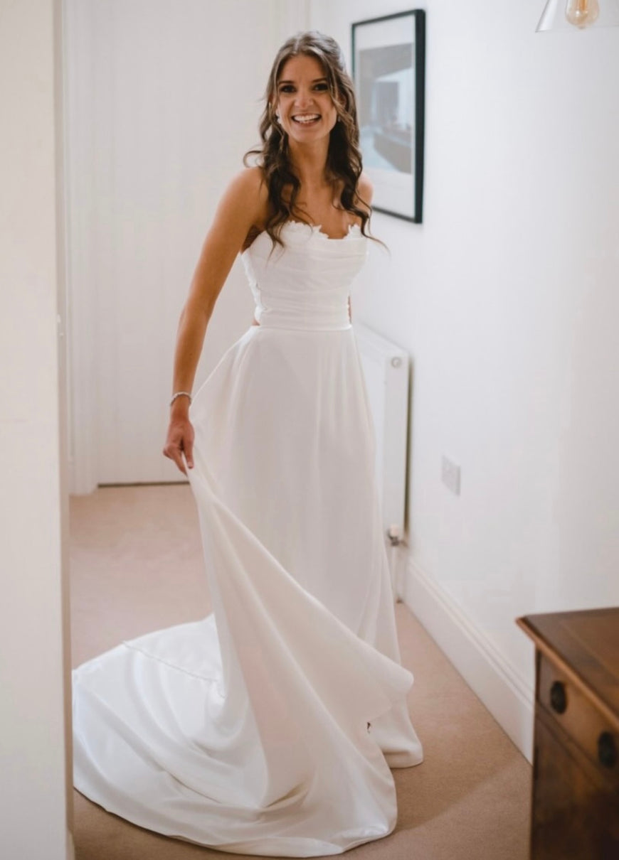 Iris - robe de mariée classique à bustier en coeur et fente à la jambe avec dos papillon