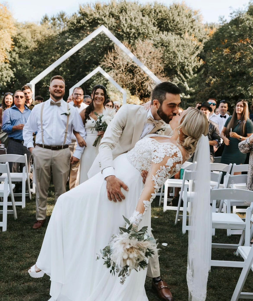 Decker - robe de mariée boho avec manches longues et dos ouvert en V, jupe de chiffon avec dentelle à la traine