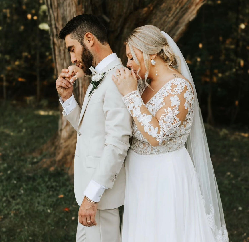 Decker - robe de mariée boho avec manches longues et dos ouvert en V, jupe de chiffon avec dentelle à la traine