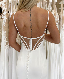 Landon - robe de mariée moderne et simple en crêpe extensible à encolure droite et dos corset