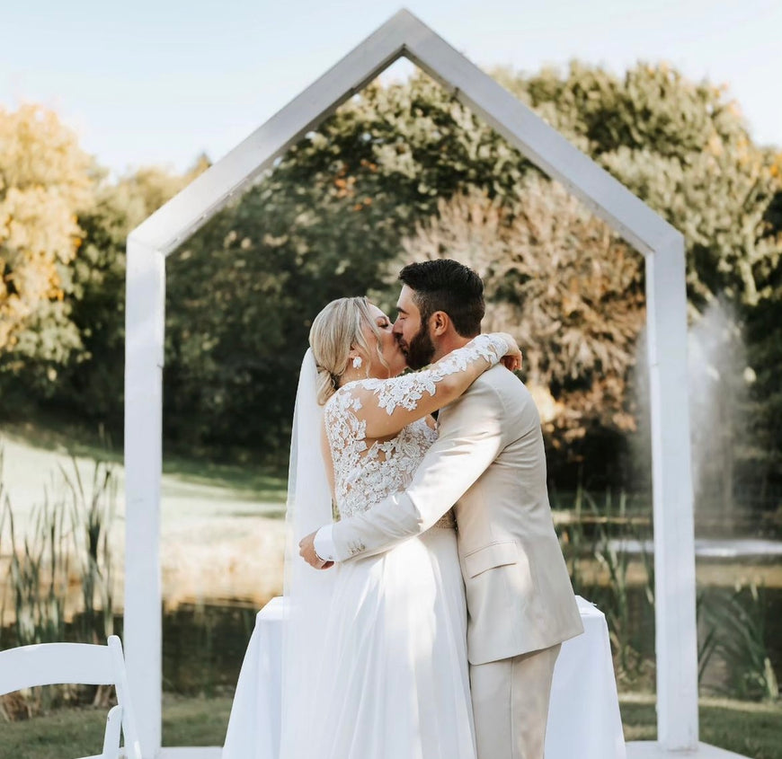 Decker - robe de mariée boho avec manches longues et dos ouvert en V, jupe de chiffon avec dentelle à la traine