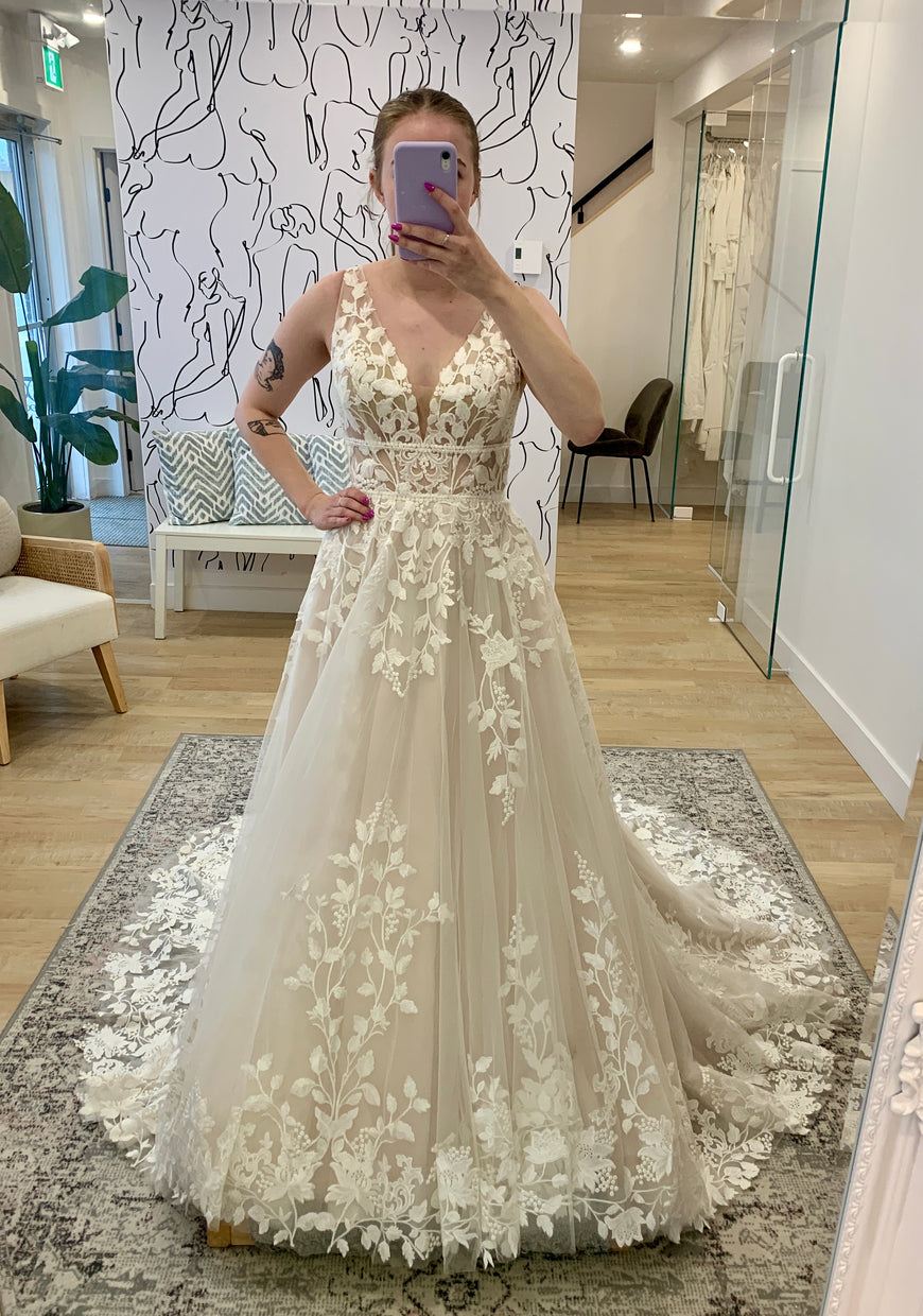 Atticus - robe de mariée haut de gamme en ligne A avec dentelle florale unique