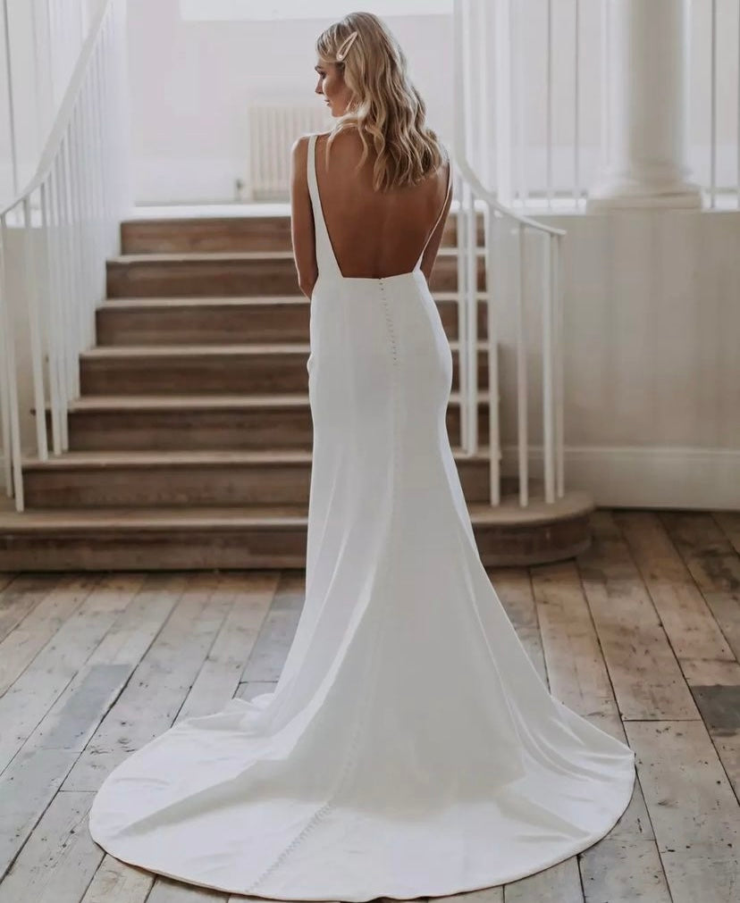 Carmen - robe de mariée moderne ajustée et épurée à encolure carré et ouvertures transparentes sur les côtés