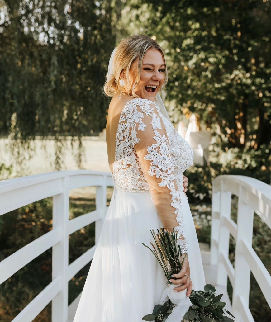 Decker - robe de mariée boho avec manches longues et dos ouvert en V, jupe de chiffon avec dentelle à la traine