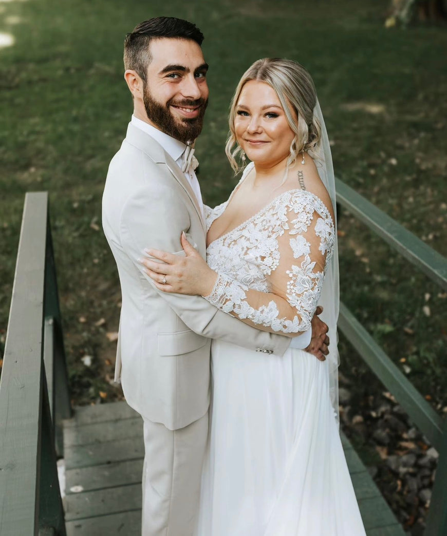 Decker - robe de mariée boho avec manches longues et dos ouvert en V, jupe de chiffon avec dentelle à la traine