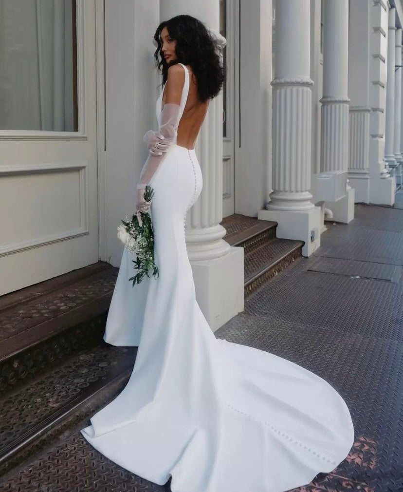 Carmen - robe de mariée moderne ajustée et épurée à encolure carré et ouvertures transparentes sur les côtés
