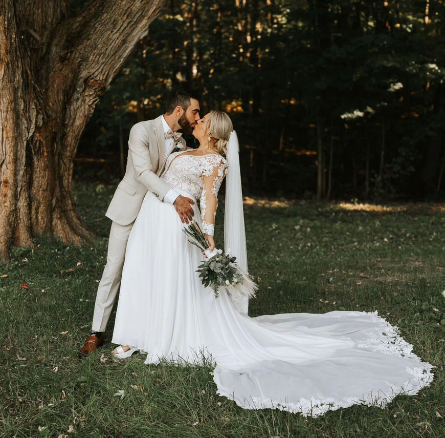 Decker - robe de mariée boho avec manches longues et dos ouvert en V, jupe de chiffon avec dentelle à la traine