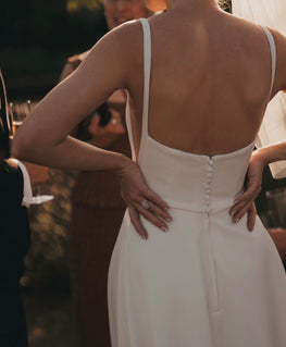 Romie - robe de mariée moderne et épurée à encolure carré et ouvertures transparentes sur les côtés